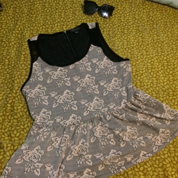 Cute peplum sleeveless top - Picture 3 of 3